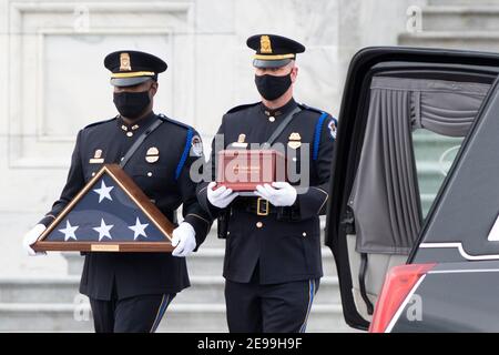 Ein Ehrengarde trägt eine Urne mit den eingeäscherten Resten des US-Polizeibeamten Brian Sichnick und eine gefaltete amerikanische Flagge zu einem wartenden Leichenwagen, nachdem er sich zu Ehren in der Rotunde im US-Kapitol in Washington, DC, am Mittwoch, 3. Februar 2021 ausruhte. Kredit: Rod Lampey/CNP /MediaPunch Stockfoto