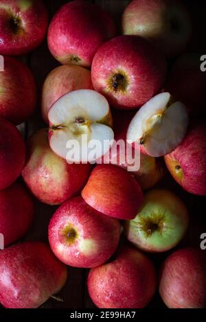 Frische Äpfel in Holzkiste. Draufsicht. Stockfoto