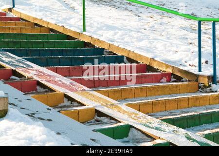 Treppen in Regenbogenfarben. Diversity mehrfarbige Flagge Konzept, verschneiten Tag im Winter Stockfoto