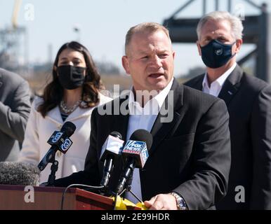 Houston, Texas, USA. Februar 2021, 2nd. Houston, Texas, USA 2. Februar 2021: Republikaner im Kongress, einschließlich des Republikaners TROY NEHLS (R-TX), kritisieren Präsident Joe Bidens Exekutivbefehl, die Keystone XL-Pipeline bei einer Pressekonferenz im Houston Ship Channel abzusagen. Quelle: Bob Daemmrich/ZUMA Wire/Alamy Live News Stockfoto