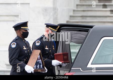 Ein Ehrengarde trägt eine Urne mit den eingeäscherten Resten des US-Polizeibeamten Brian Sichnick und eine gefaltete amerikanische Flagge zu einem wartenden Leichenwagen, nachdem er sich zu Ehren in der Rotunde im US-Kapitol in Washington, DC, am Mittwoch, 3. Februar 2021 ausruhte. Kredit: Rod Lampey/CNP /MediaPunch Stockfoto