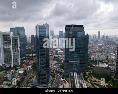 Luftaufnahme des DBS Bank Gebäudes in Jakarta und Lärmwolke mit Stadtbild. Die DBS Bank kommt aus singapur. JAKARTA - Indonesien. Februar 4, 2021 Stockfoto