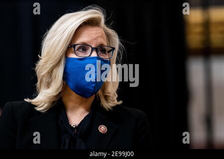 Die Vertreterin der Vereinigten Staaten, Liz Cheney (Republikanerin von Wyoming), nimmt an einer Tribute des Kongresses für den verstorbenen Capitol Police Officer Brian Sichnick Teil, der am 3. Februar 2021 in der Rotunde des Capitol in Washington, DC zu Ehren liegt. Offizier Sichnick starb am 7th. Januar, nachdem er sich am 6th. Januar mit den Randalierern beim Schutz des Kapitols einmiterlebte.Quelle: Erin Schaff/Pool via CNP /MediaPunch Stockfoto