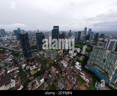 Luftaufnahme des DBS Bank Gebäudes in Jakarta und Lärmwolke mit Stadtbild. Die DBS Bank kommt aus singapur. JAKARTA - Indonesien. Februar 4, 2021 Stockfoto