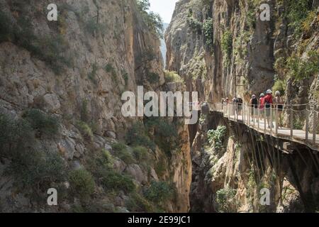 Touristen zu Fuß auf Caminito del Ray an sonnigen Tag Stockfoto