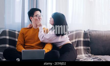 Junge Frau lenkt ihren Freund von der Arbeit ab. Nachteile von Remote-Arbeit. Hochwertige Fotos Stockfoto