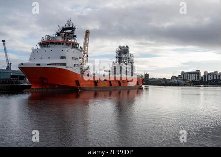 Sea Gull - Hafen von Leith Docks, Edinburgh. Im Hafen von Leith vertäuten Offshore-Hilfsschiffe. Stockfoto