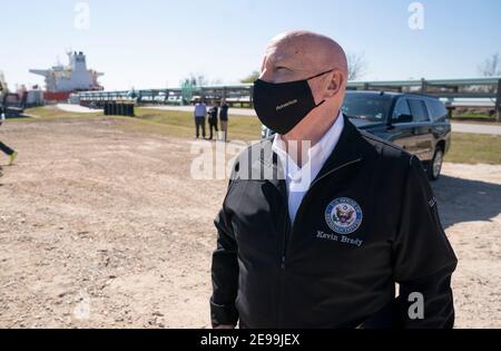 Houston, Texas, USA. Februar 2021, 2nd. Houston, Texas, USA 2. Februar 2021: Die Republikaner im Kongress, einschließlich des US-Rep. KEVIN BRADY (R-TX), kritisieren Präsident Joe Bidens Exekutivbefehl, die Keystone XL-Pipeline bei einer Pressekonferenz im Houston Ship Channel abzusagen. Quelle: Bob Daemmrich/ZUMA Wire/Alamy Live News Stockfoto