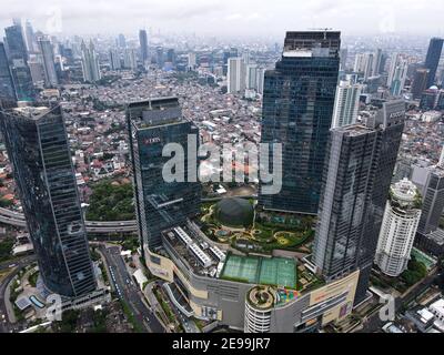 Luftaufnahme des DBS Bank Gebäudes in Jakarta und Lärmwolke mit Stadtbild. Die DBS Bank kommt aus singapur. JAKARTA - Indonesien. Februar 4, 2021 Stockfoto