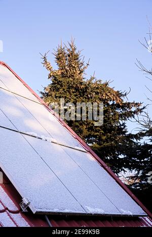 Photovoltaik-Paneele mit Schnee und Frost bedeckt Stockfoto