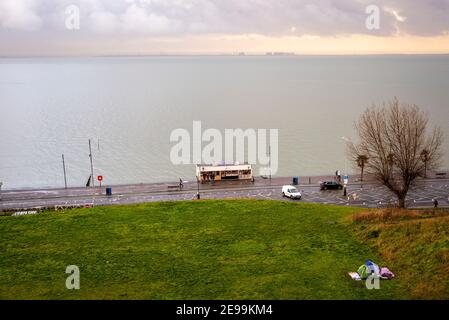 Blick von der Spitze der Cliff Gardens, Southend on Sea, Essex, Großbritannien, mit Blick auf die Themse Mündung. Zelt für Obdachlose. Roberto's Cafe Kiosk. Nass Stockfoto