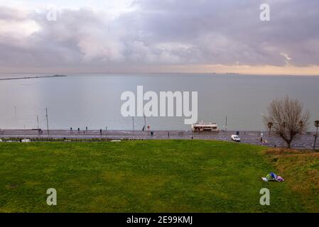 Blick von der Spitze der Cliff Gardens, Southend on Sea, Essex, Großbritannien, mit Blick auf die Themse Mündung. Zelt für Obdachlose. Roberto's Cafe Kiosk. Bewölkt Stockfoto