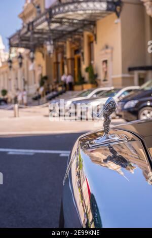 Rolls Royce Luxus Auto und Kasino Eingang in Monte Carlo, Monaco Stockfoto