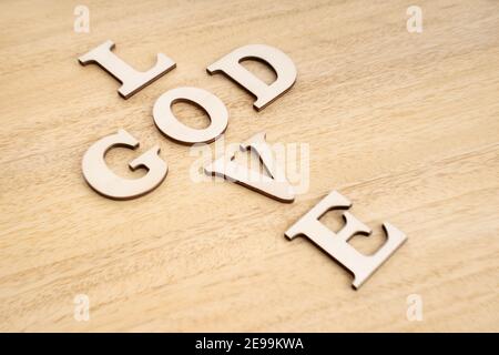 Gott ist Liebeskonzept. Wörter bilden ein Kreuz auf Holztisch. Selektiver Fokus Stockfoto