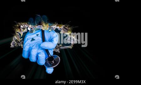 Hand in Schutzhandschuh mit Stethoskop in Loch mit scharfer Kante isoliert auf schwarzem Hintergrund. Medizinische Fernuntersuchung oder Konsultation. Virtueller Arzt. Stockfoto