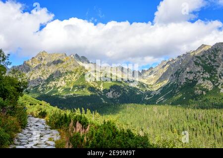 Ein Wanderweg zum Poprader See (Popradske pleso) durch die hohe tatra (Vysoke Tatry) der Slowakei. Stockfoto