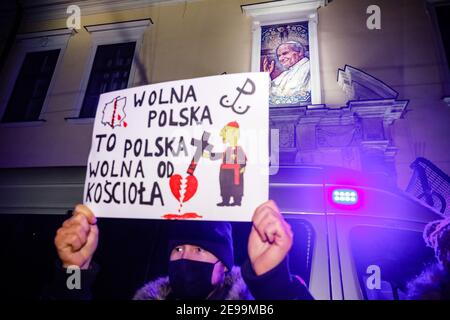 Krakau, Kleinpolen, Polen. Februar 2021, 1st. Ein Protestler mit einem Plakat, auf dem steht: "Freies Polen ist Polen frei von der katholischen Kirche".nach dem Urteil des polnischen Verfassungsgerichts, das am 27th. Januar in Kraft trat, um eines der restriktivsten Anti-Abtreibungsgesetze in Europa umzusetzen, gingen Hunderte von Polen in allen größeren Städten auf die Straße. Die Proteste wurden vom Frauenstreik organisiert. Kredit: Filip Radwanski/SOPA Images/ZUMA Wire/Alamy Live Nachrichten Stockfoto