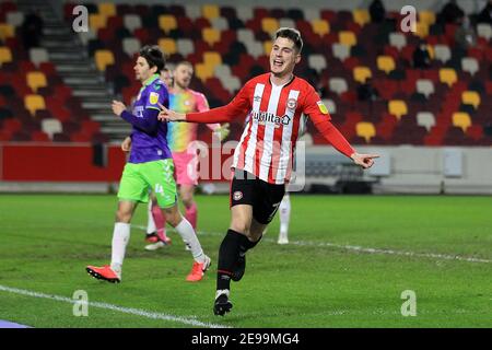 London, Großbritannien. Februar 2021, 3rd. London, Großbritannien. Februar 2021, 03rd. Sergi Canos von Brentford feiert nach dem Tor seines Teams 1st. EFL Skybet Championship Match, Brentford gegen Bristol City im Brentford Community Stadium, Brentford in London am Mittwoch, 3rd. Februar 2021. Dieses Bild darf nur für redaktionelle Zwecke verwendet werden. Nur redaktionelle Verwendung, Lizenz für kommerzielle Nutzung erforderlich. Keine Verwendung in Wetten, Spiele oder ein einzelner Club / Liga / Spieler Publikationen. PIC von Steffan Bowen / Andrew Orchard Sport Fotografie / Alamy Live News Kredit: Andrew Orchard Sport Fotografie / Alamy Live News Stockfoto