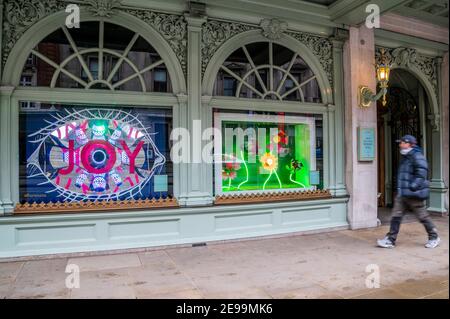 London, Großbritannien. Februar 2021, 3. Fortnum & Masons neue Fensterdisplays, Make Joy, sind das Ergebnis eines offenen Aufrufs an Theaterset-Designer. Viele Einzelhandelsgeschäfte haben seit Beginn der Pandemie geschlossen, aber die vierzehntägig geöffnete Lebensmittelhalle bleibt geöffnet, obwohl die Straßen draußen sehr ruhig sind. Schwierige Zeiten für die Hauptstraße während der nationalen Lockdown 3 als die Regierung Anweisung ist für alle zu Hause zu bleiben. Kredit: Guy Bell/Alamy Live Nachrichten Stockfoto