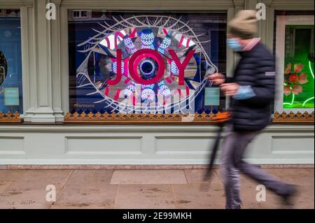 London, Großbritannien. Februar 2021, 3. Fortnum & Masons neue Fensterdisplays, Make Joy, sind das Ergebnis eines offenen Aufrufs an Theaterset-Designer. Viele Einzelhandelsgeschäfte haben seit Beginn der Pandemie geschlossen, aber die vierzehntägig geöffnete Lebensmittelhalle bleibt geöffnet, obwohl die Straßen draußen sehr ruhig sind. Schwierige Zeiten für die Hauptstraße während der nationalen Lockdown 3 als die Regierung Anweisung ist für alle zu Hause zu bleiben. Kredit: Guy Bell/Alamy Live Nachrichten Stockfoto