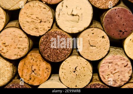 Ein Haufen Kork aus Flaschen Wein, geheftet richtig Stockfoto