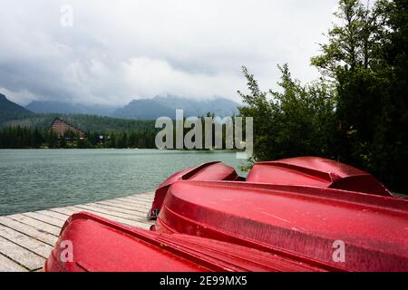 Umgedrehte Boote vor einem See in der Slowakei. Stockfoto