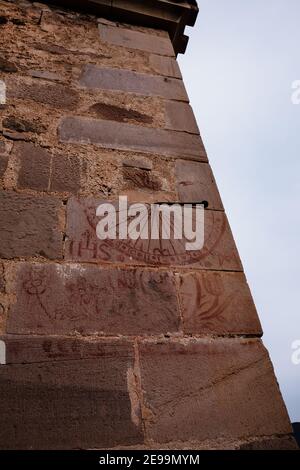 Eine Sonnenuhr auf der Seite einer Kirche in La Gariga. Die Sonnenuhr besteht aus dem Blut eines Stiers. Stockfoto