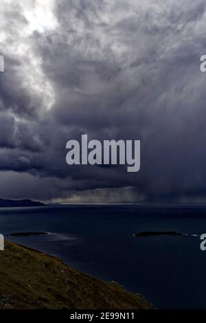 Keel West, County Mayo, Irland. 26th. April 2016. Maritime Landschaft und stürmischer Himmel in der Nähe von Keel West, County Mayo, Irland. Stockfoto