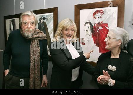 Der französische Schauspieler Michael Lonsdale mit Charlotte de Turckheim und die Kostümbildnerin Yvonne Sassinot de Nesle besuchen am 31. März 2006 das internationale Festival 'Cinema, Costumes et Modes' im L'Espace Pierre Cardin in Paris, Frankreich 1st. Foto von Laurent Zabulon/ABACAPRESS.COM. Stockfoto