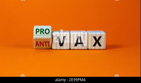 Pro-vax- oder Anti-vax-Symbol. Wurde ein Würfel gedreht, und die Wörter „anti-vax“ wurden in „pro-vax“ geändert. Schöner orangefarbener Hintergrund. Speicherplatz kopieren. Business, Medical covid-19 Stockfoto