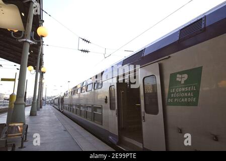 Atmosphäre um 8,00 UHR, am 4. April 2006, am Bahnhof Nord in Paris, Frankreich, Beginn des zweiten Tages der nationalen Streiks. Die Franzosen protestieren gegen den ersten Arbeitsvertrag (CPE), einen Dauerarbeitsvertrag für Personen unter 26 Jahren, der es einem Arbeitgeber ermöglicht, den Arbeitnehmer im ersten Jahr der Beschäftigung zu entlassen. Pendler in Frankreich stehen heute vor großen Störungen, da die Verkehrsgewerkschaften große Teile des Eisenbahn- und Busnetzes schließen. Präsident Chirac hat das neue Gesetz offiziell erlassen, aber sofort Studenten- und Gewerkschaften die Verfügung gestellt, um neue Regelungen vor der eigentlichen Anwendung zu verhandeln Stockfoto