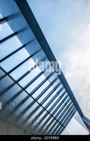 Stadtgeometrie, Blick auf das Gebäude. Moderne Architektur, Beton und Glas. Abstraktes Architekturdesign. Künstlerische Minimalismus Bild. Modern Stockfoto