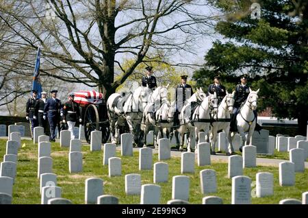 Ein gemeinsamer Ehrengarde begleitet den Caisson, der die Schatulle des ehemaligen Verteidigungsministers Caspar W. Weinberger trägt, während er am 4. April 2006 durch den Arlington National Cemetery, VA, USA, fährt. Weinberger trat sein Amt am 21. Januar 1981 an und diente bis zum 23. November 1987. Damit war er der bisher am längsten amtierte Verteidigungsminister. Während seiner Amtszeit leitete Weinberger den militärischen Aufbau von Präsident Ronald Reagan in Friedenszeiten. Caspar W. Weinberger starb am 28. März 2006 im Alter von 88 Jahren. Foto von USN über ABACAPRESS.COM Stockfoto