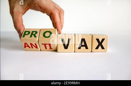 Pro-vax- oder Anti-vax-Symbol. Der Arzt dreht einen Würfel, ändert die Worte „Anti-vax“ in „Pro-vax“. Schöner weißer Hintergrund. Speicherplatz kopieren. Business, Medical covi Stockfoto