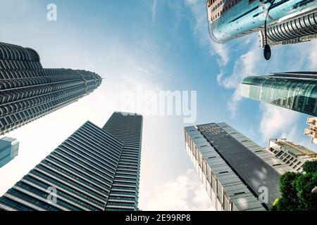 Blick auf die Gebäude des Wolkenkratzers. Moderne Geschäftsarchitektur und abstraktes Architekturdesign. Moderne Architektur Städtische Geometrie Konzept i Stockfoto