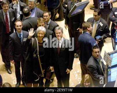 Die französische Handelsministerin Christine Lagarde besucht am Donnerstag, den 6. April 2006, die Handelsetage der New Yorker Börse in New York, NY, USA. Die NYSE führt 18 französische Unternehmen an, die höchste Zahl aller anderen Länder in Kontinentaleuropa, mit einer Marktkapitalisierung von insgesamt rund $630 Milliarden. Das jüngste französische Unternehmen an der NYSE war Air France-KLM (NYSE: AKH) am 5. Oktober 2004. Foto von Nicolas Khayat/ABACAPRESS.COM Stockfoto