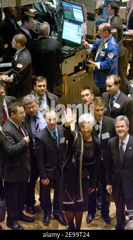 Die französische Handelsministerin Christine Lagarde besucht am Donnerstag, den 6. April 2006, die Handelsetage der New Yorker Börse in New York, NY, USA. Die NYSE führt 18 französische Unternehmen an, die höchste Zahl aller anderen Länder in Kontinentaleuropa, mit einer Marktkapitalisierung von insgesamt rund $630 Milliarden. Das jüngste französische Unternehmen an der NYSE war Air France-KLM (NYSE: AKH) am 5. Oktober 2004. Foto von Nicolas Khayat/ABACAPRESS.COM Stockfoto