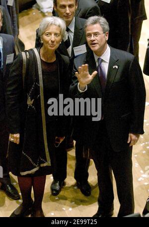 Die französische Handelsministerin Christine Lagarde besucht am Donnerstag, den 6. April 2006, die Handelsetage der New Yorker Börse in New York, NY, USA. Die NYSE führt 18 französische Unternehmen an, die höchste Zahl aller anderen Länder in Kontinentaleuropa, mit einer Marktkapitalisierung von insgesamt rund $630 Milliarden. Das jüngste französische Unternehmen an der NYSE war Air France-KLM (NYSE: AKH) am 5. Oktober 2004. Foto von Nicolas Khayat/ABACAPRESS.COM Stockfoto