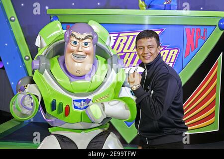 Die französische Sängerin Amine nimmt an der Eröffnung von Euro-Disneys neuer Animation "Buzz Lightyear" Teil, die am 7. April 2006 in Dineyland Paris, Frankreich, stattfand. Foto von Laurent Zabulon/ABACAPRESS.COM Stockfoto