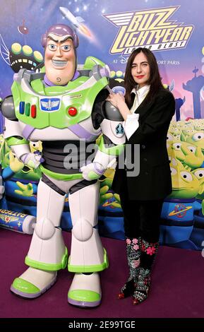 Die französische Modedesignerin Nathalie Garcon nimmt an der Eröffnung von Euro-Disneys neuer Animation "Buzz Lightyear" Teil, die am 7. April 2006 in Dineyland Paris, Frankreich, stattfand. Foto von Laurent Zabulon/ABACAPRESS.COM Stockfoto