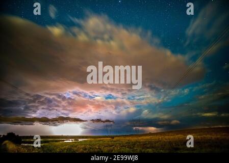 Stürmischer Himmel in der Landschaft von Pampas, Provinz La Pampa, Patagonien, Argentinien. Stockfoto