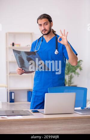 Junger Arzt Radiologe im Krankenhaus Stockfoto