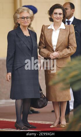 Frankreichs erste Frau Bernadette Chirac und Ägyptens erste Frau Suzanne Mubarak im Präsidentenpalast in Kairo, Ägypten zu Beginn des zweitägigen offiziellen Besuchs von Jacques Chirac in Ägypten am 19. April 2006. Foto von Thierry Orban/ABACAPRESS.COM Stockfoto