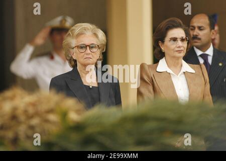 Frankreichs erste Frau Bernadette Chirac und Ägyptens erste Frau Suzanne Mubarak im Präsidentenpalast in Kairo, Ägypten zu Beginn des zweitägigen offiziellen Besuchs von Jacques Chirac in Ägypten am 19. April 2006. Foto von Thierry Orban/ABACAPRESS.COM Stockfoto