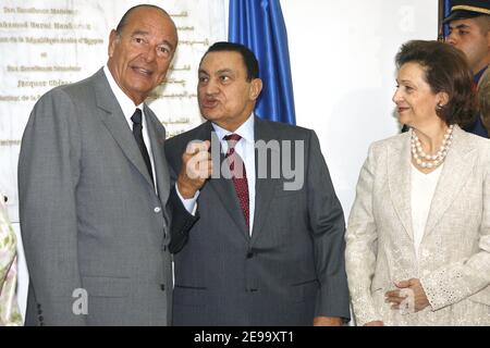 Der französische Präsident Jacques Chirac, der ägyptische Hosni Mubarak und die First Lady Suzanne Mubarak nehmen am 20. April 2006 an der Einweihung der französisch-ägyptischen Universität in Shoruk, östlich von Kairo, Ägypten, Teil. Jacques Chirac und Mubarak eröffnen eine neue französisch-ägyptische Universität, die jedes Jahr an etwa 350 Studenten in beiden Ländern gültige Diplome vergibt. Foto von Thierry Orban/ABACAPRESS.COM Stockfoto