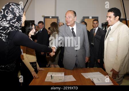 Der französische Präsident Jacques Chirac nimmt am 20. April 2006 an der Einweihung der französisch-ägyptischen Universität in Shoruk, östlich von Kairo, Ägypten, Teil. Chirac und der ägyptische Präsident Hosni Mubarak eröffnen eine neue französisch-ägyptische Universität, die jedes Jahr an etwa 350 Studenten in beiden Ländern gültige Diplome vergibt. Foto von Thierry Orban/ABACAPRESS.COM Stockfoto