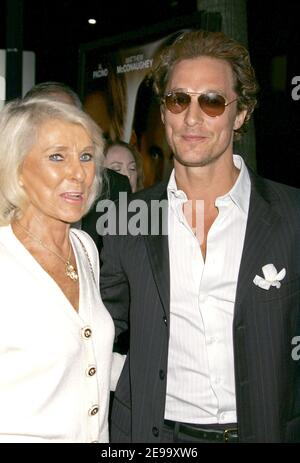 "Matthew McConaughey und seine Mutter Kay besuchen die Los Angeles-Premiere von "Two for the Money", die am 26. September 2005 an der Academy of Motion Picture Arts and Sciences Theatre in Beverly Hills, Kalifornien, stattfand (im Bild: Matthew McConaughey, Kay McConaughey). Foto von Baxter/ABACAPRESS.COM' Stockfoto