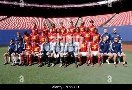 Die New-York Red Bulls Fußball-Team posiert mit ihren neuen Trikots während einer Trainingszession im Giant Stadion in New-York City Mittwoch 19 April 2006. Die New York Red Bulls sind offiziell als MetroStars bekannt. Foto von Olivier Douliery/ABACAPRESS.COM Stockfoto