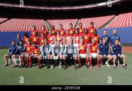Die New-York Red Bulls Fußball-Team posiert mit ihren neuen Trikots während einer Trainingszession im Giant Stadion in New-York City Mittwoch 19 April 2006. Die New York Red Bulls sind offiziell als MetroStars bekannt. Foto von Olivier Douliery/ABACAPRESS.COM Stockfoto