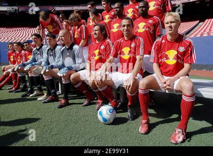 Die New-York Red Bulls Fußball-Team posiert mit ihren neuen Trikots während einer Trainingszession im Giant Stadion in New-York City Mittwoch 19 April 2006. Die New York Red Bulls sind offiziell als MetroStars bekannt. Foto von Olivier Douliery/ABACAPRESS.COM Stockfoto